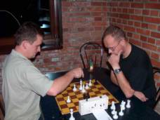 Mariusz Kalata (z prawej) gra z mistrzem Pyd